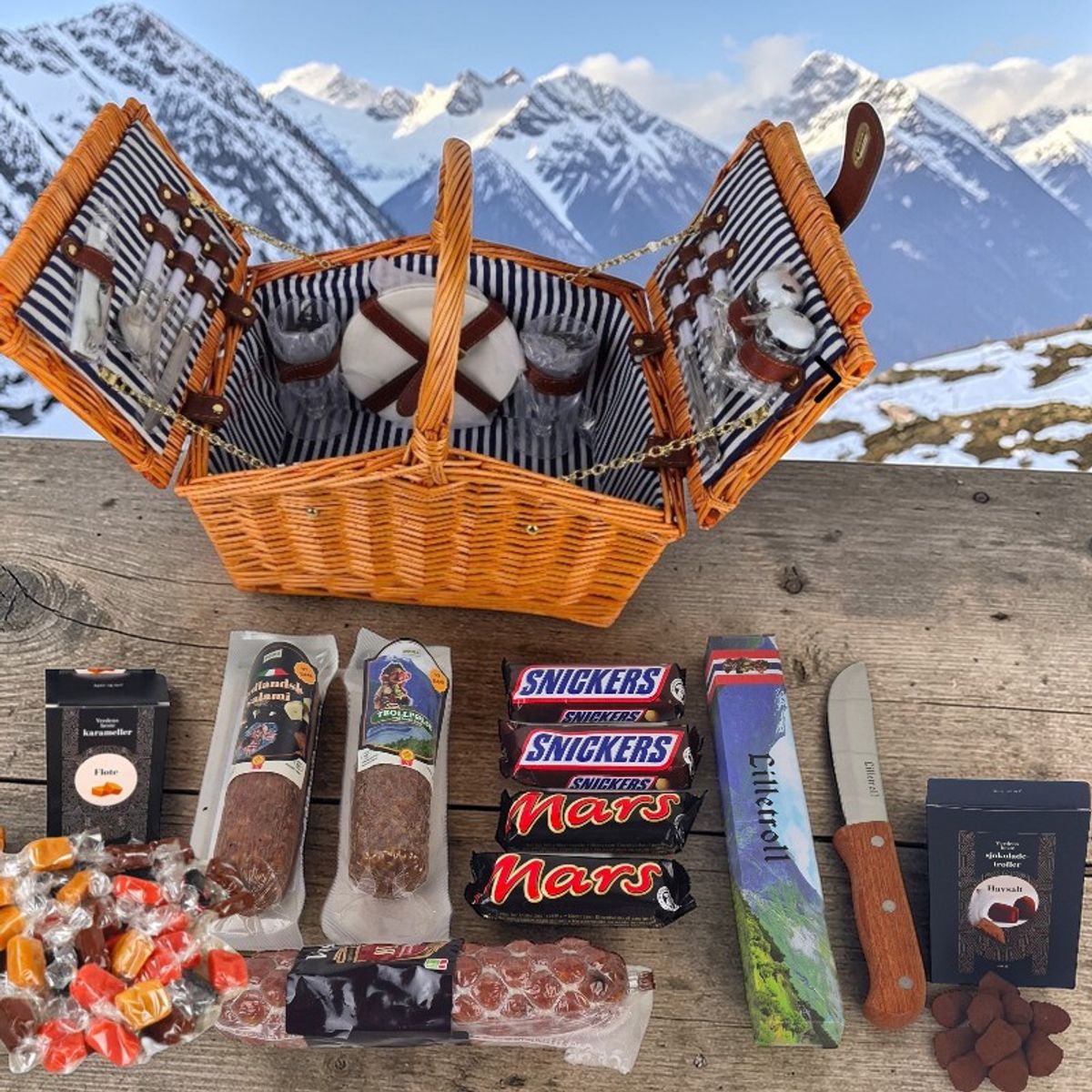Piknikkkurv med Spekemat og Godteri – Komplett Gavekurv 